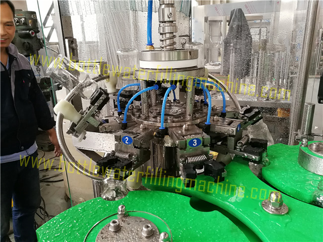 Control del PLC de Mitsubishi de la máquina de rellenar del té/del jugo de la botella de cristal del casquillo de corona 0
