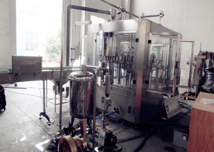 Máquina de rellenar de la bebida carbónica del CO2, máquina de enlatado carbónica eléctrica de la bebida 1