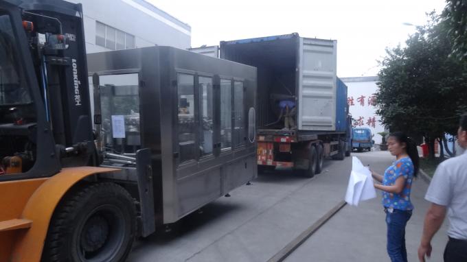 garantía larga de la máquina de rellenar del jugo de la pequeña escala de la gravedad 6000BPH bastante fuerte 1