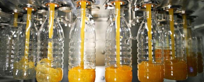 garantía larga de la máquina de rellenar del jugo de la pequeña escala de la gravedad 6000BPH bastante fuerte 0