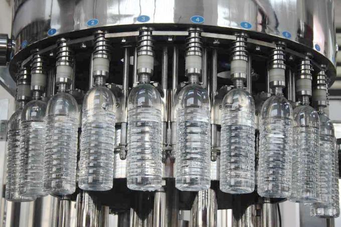 pequeña máquina de rellenar del agua mineral de la botella del animal doméstico 5000-6000bph con velocidad 6