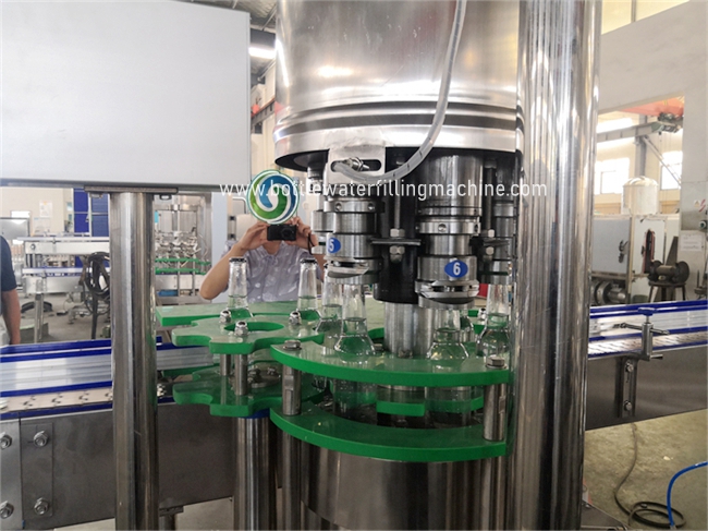 Cadena de producción carbónica isobárica de la bebida, velocidad ajustable embotelladoa carbónica del equipo 2