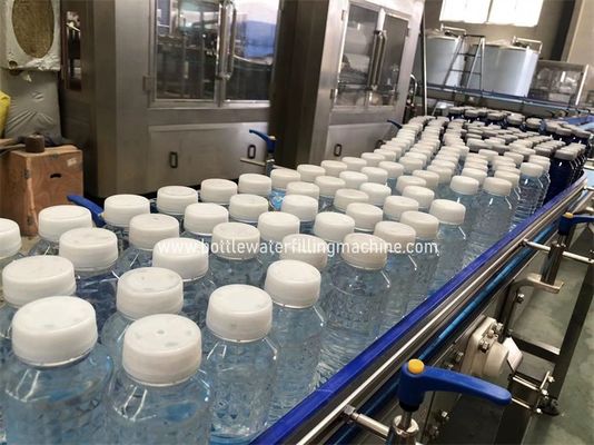 Jugo plástico automático de la botella, relleno del agua mineral y máquina que capsula