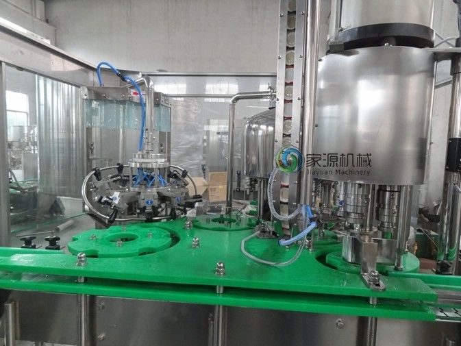 Máquina de embotellado del vidrio de agua de 3000 BPH con la torsión del casquillo, máquina del relleno en caliente 0